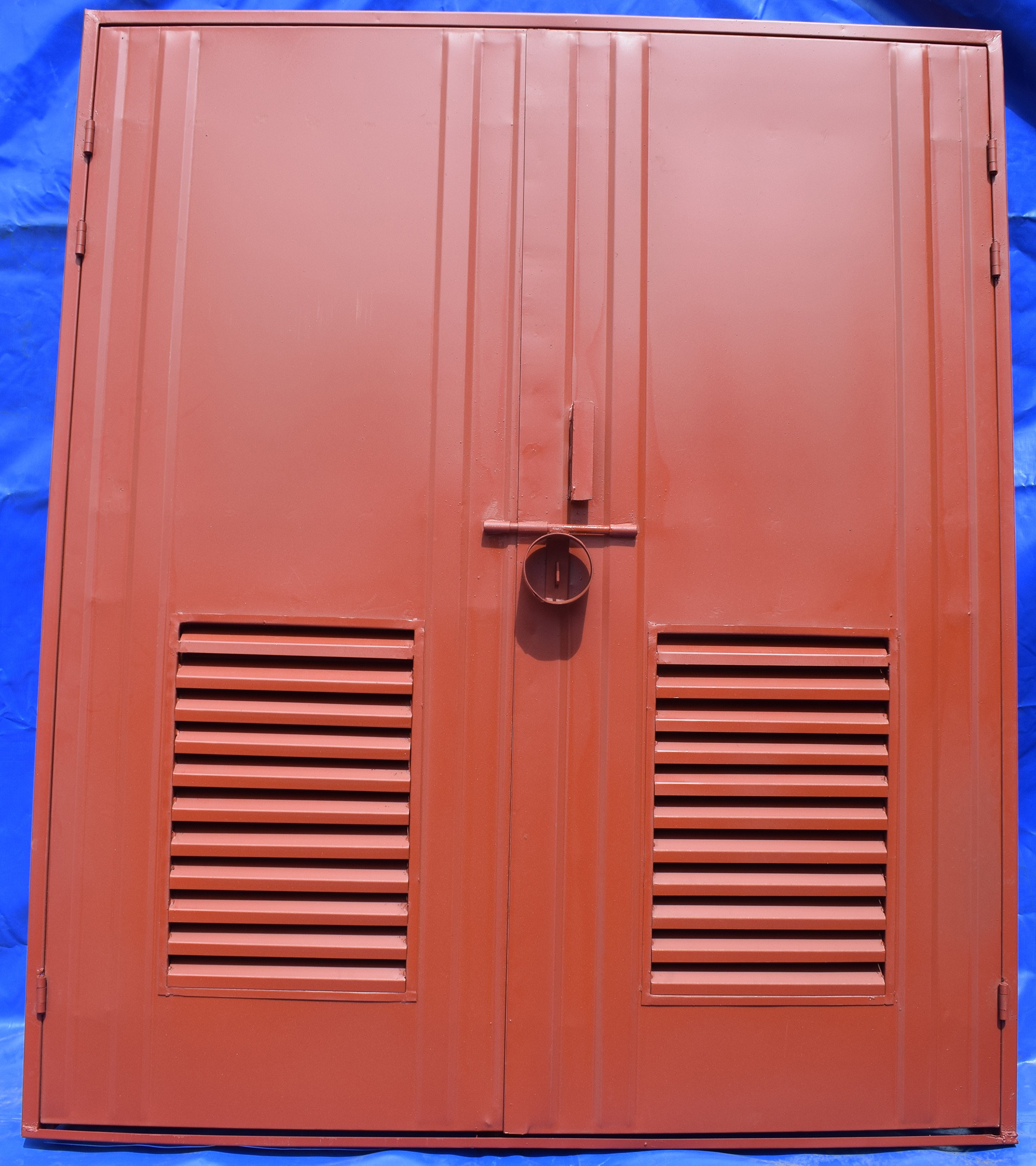 LOUVERED DOOR